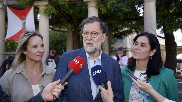 (I-D) La candidata del PP a la Alcaldía de Vigo, Marta Fernández-Tapias, el presidente de honor del Partido Popular de Galicia (PPdeG) y expresidente del Gobierno de España, Mariano Rajoy, y la secretaria xeral del PPdeG, Paula Prado, en Vigo.