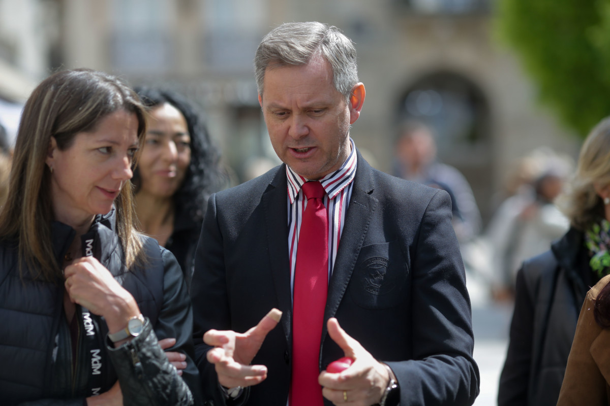 El ministro de Sanidad, José Miñones (c) y la alcaldesa de Lugo, Lara Méndez (i), participan en un curso de reanimación organizado por Cruz Roja dentro del programa municipal 'Lugo en el Corazón'
