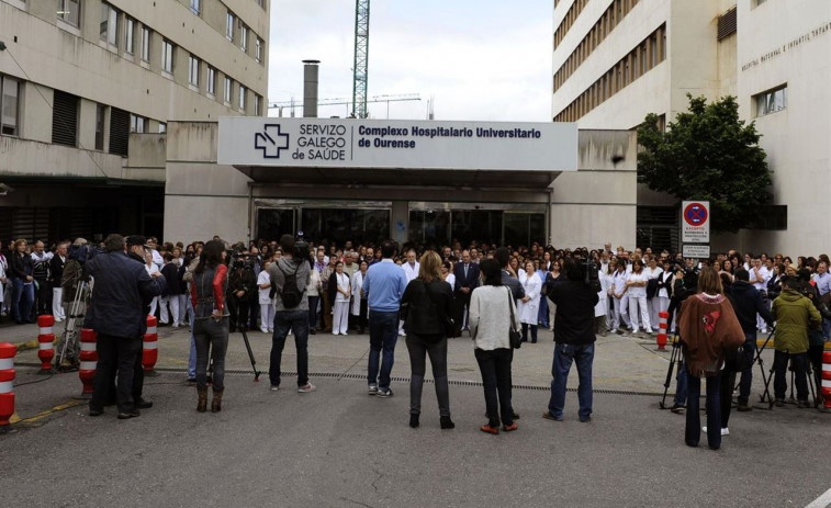 Los internistas del hospital de Ourense continúan reclamando un trabajo digno en la sanidad pública