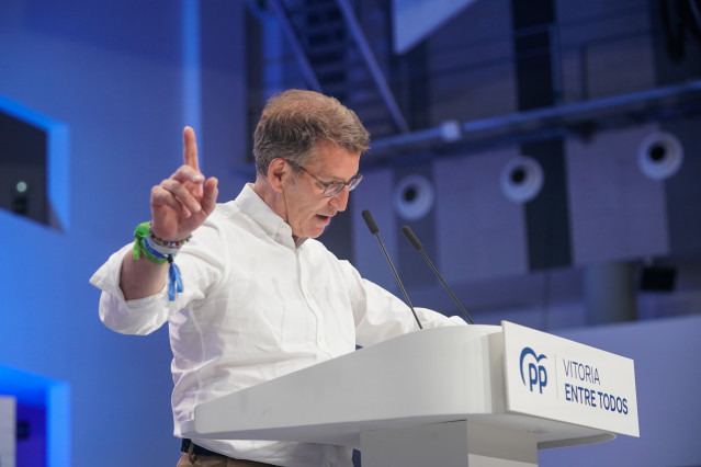El presidente del Partido Popular, Alberto Núñez Feijóo, interviene en un mitin.