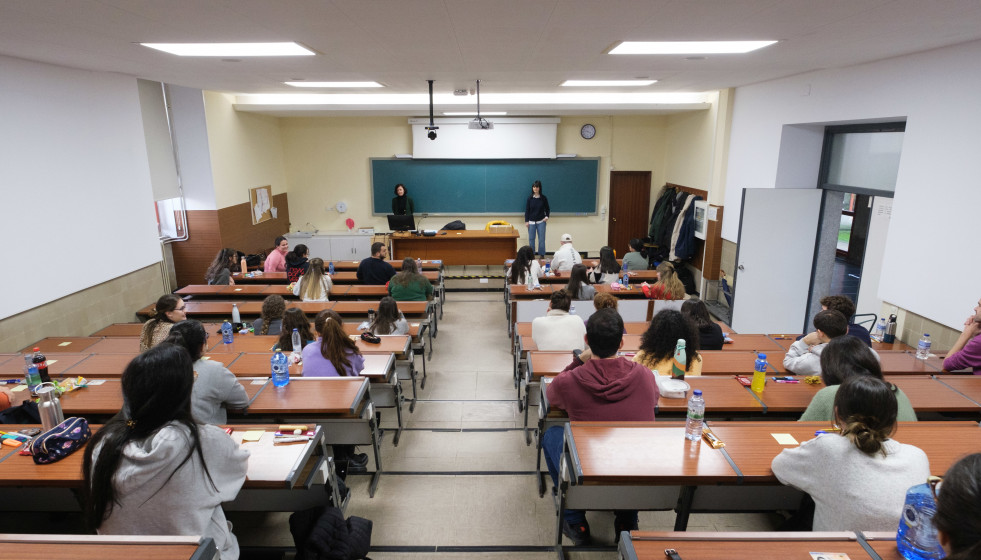 Archivo - Un grupo de personas esperan a realizar las pruebas de Formación Sanitaria Especializada convocada por el Ministerio de Sanidad, en la Facultad de Medicina de la Universidad de Santiago de 