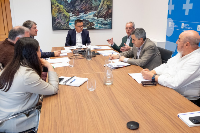 El conselleiro do Medio Rural, José González, en una reunión con sindicatos y organizacións agrarias.