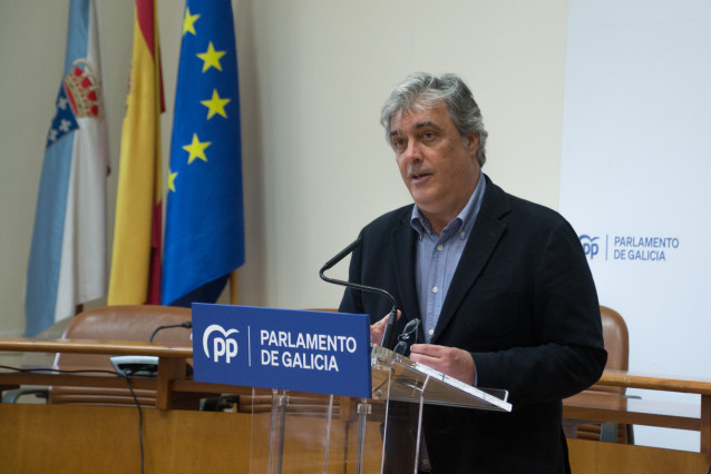 El portavoz de los populares gallegos, Pedro Puy, en rueda de prensa.