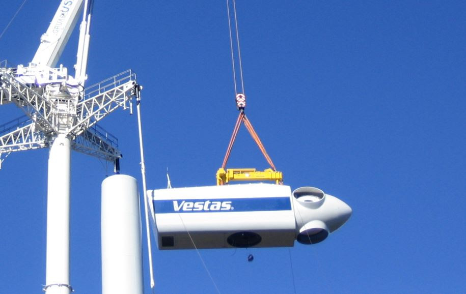 Montaje de un aerogenerador de Vestas en el parque eólico Cova da Serpe en una foto del Grupo Dial