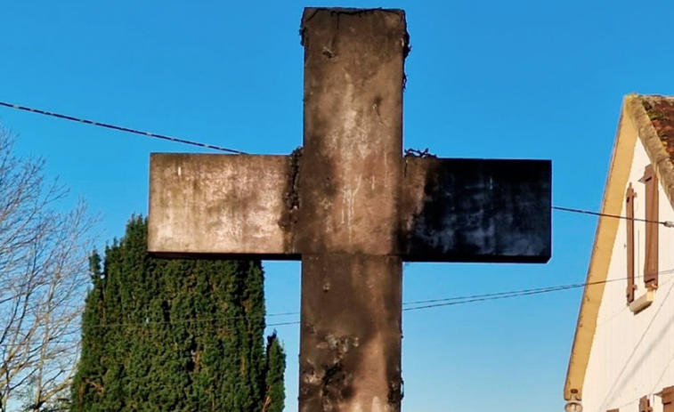 Abogados Cristianos denuncia las quemaduras que sufrió el monumento franquista de la Cruz de los Caídos en Neda