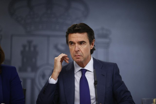 Soria se rinde y renuncia como Ministro de Industria