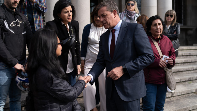 El delegado del Gobierno en Galicia, José Ramón Besteiro (2d), se reúne con las familias del ‘Villa de Pitanxo’.