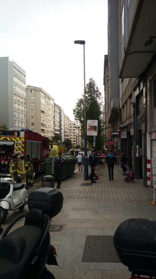 Intervención de Policía Local y bomberos de Vigo por un incendio causado tras la explosión de un cuadro de contadores en un edificio de la ciudad olívica.