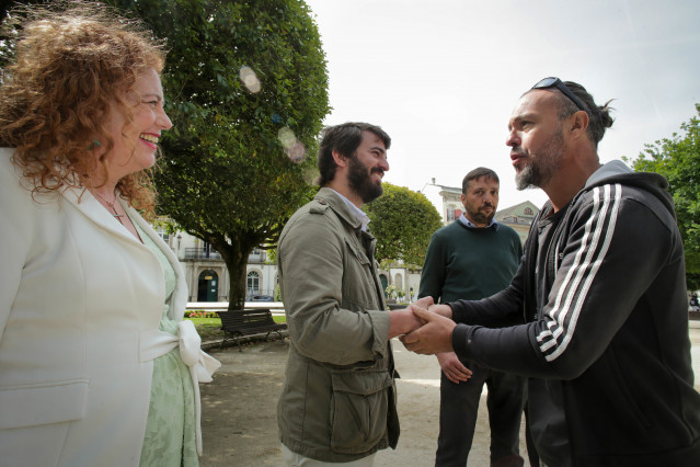 La candidata a la alcaldía de Lugo por Vox, Sonia Teijeiro y el vicepresidente de la Junta de Castilla y León, Juan García-Gallardo, saludan a un simpatizante en Lugo.