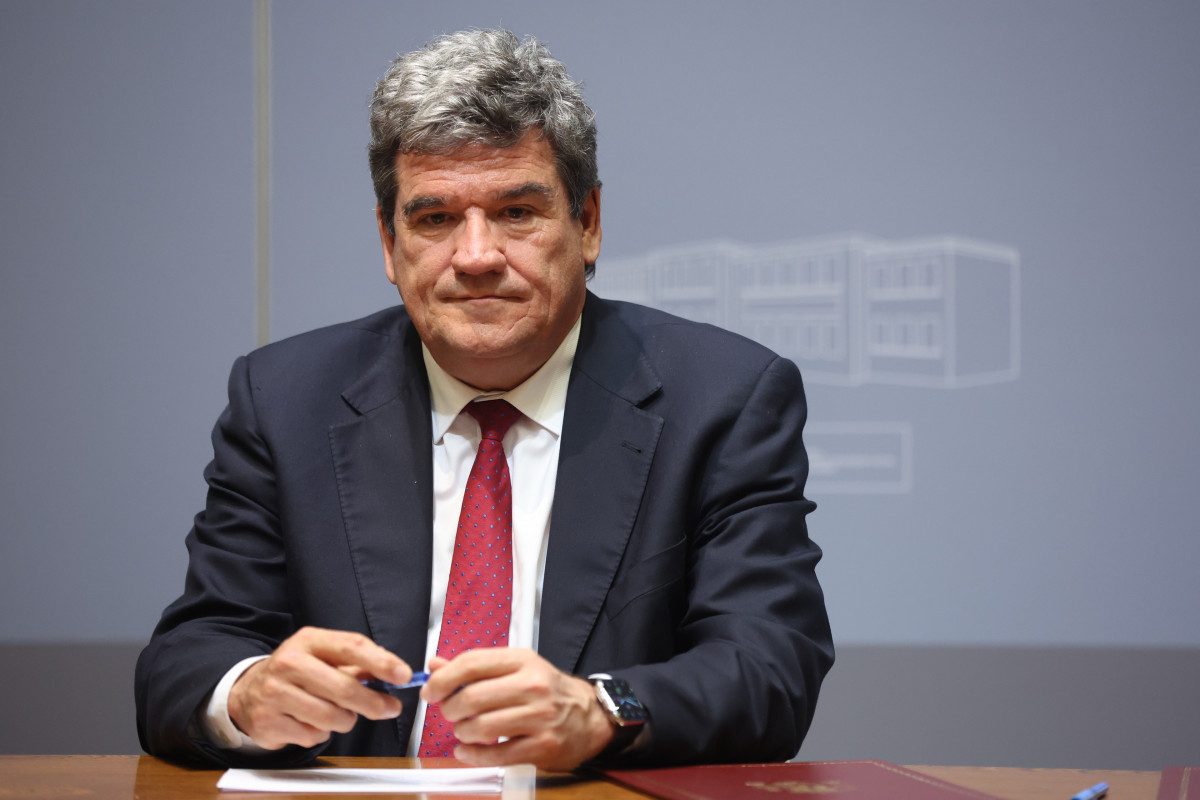 Archivo - El ministro de Inclusión, Seguridad Social y Migraciones, José Luis Escrivá, durante una reunión con los sindicatos para el acuerdo de la reforma de las pensiones, en la sede ministerial
