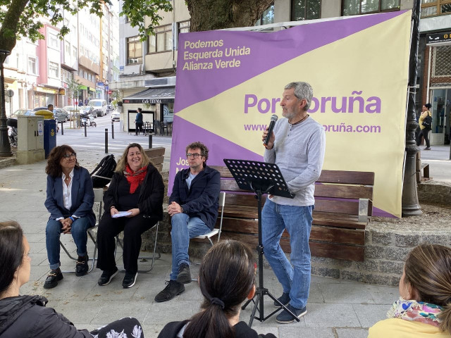 Acto de la candidatura Por Coruña con presencia de su candidato José Manuel Sande y el exJemad Julio Rodríguez