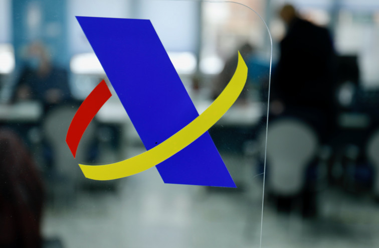 Tirotean la sede de Hacienda en Ferrol y una bala se incrusta en uno de los cristales blindados