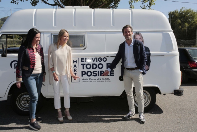 El portavoz de campaña del PP, Borja Sémper, junto a la candidata en Vigo, Marta Fernández-Tapias, y la secretaria xeral del PPdeG, Paula Prado