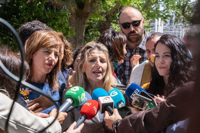 La vicepresidenta segunda del Gobierno, Yolanda Díaz, en declaraciones a los medios en Santiago de Compostela, apoyando a Compostela Aberta, que lidera María Rozas y de la que forma parte Marta Lois.