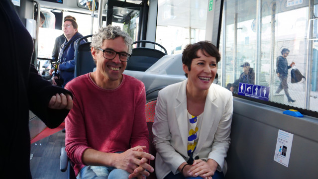 La portavoz nacional del BNG, Ana Pontón, y el candidato a la Alcaldía de Ferrol, Iván Rivas, en un viaje en bus por la ciudad departamental.