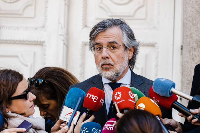 El vocal del Comité Ejecutivo de la APM, Juan José Carbonero, ofrece declaraciones a los medios a su llegada a la reunión con el Ministerio de Justicia.