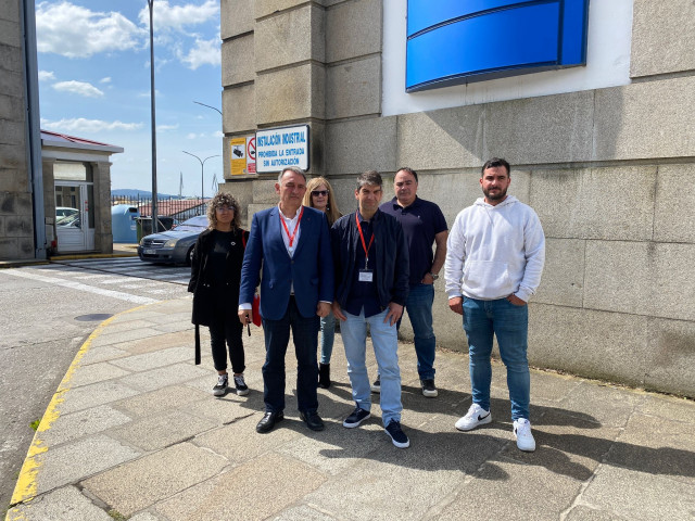 El secretario general del PCE, Enrique Santiago, y el candidato de Ferrol en Común a la Alcaldía, Jorge Suárez, se reúnen con el comité de empresa de Navantia.