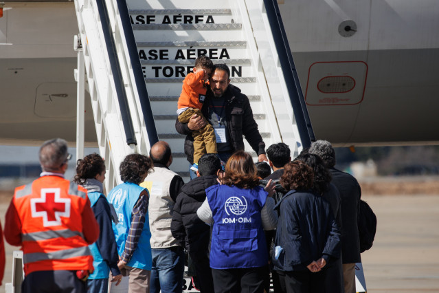 Archivo - Varios refugiados sirios proveniente de Turquía y afectados por el terremoto, llegan a la base aérea de Torrejón de Ardoz,, en la base aérea de Torrejón de Ardoz, a 4 de marzo de 2023, en Madrid.