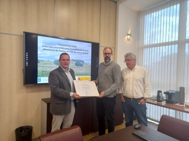 El director de la Axencia Galega da Calidade Alimentaria, José Luis Cabarcos, ha entregado al Laboratorio Interprofesional Galego de Análise do Leite (Ligal)