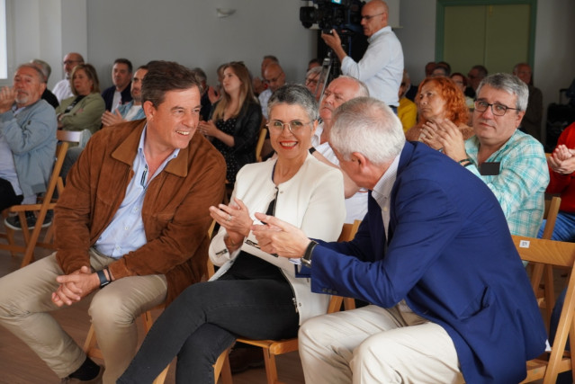 El delegado del Gobierno en Galicia, José Ramón Gómez Besteiro, y la candidata del PSOE en Cervo (Lugo), Luján Ramos, en un mitin.