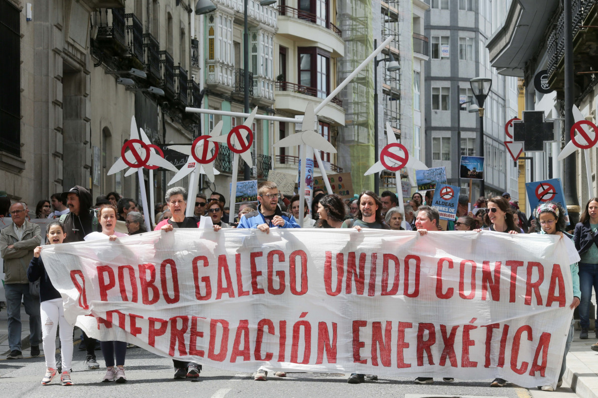 Varias personas marchan en una manifestación anti eólicos desde  la Torre da Mosquera   a 21 de mayo de 2023, en Lugo