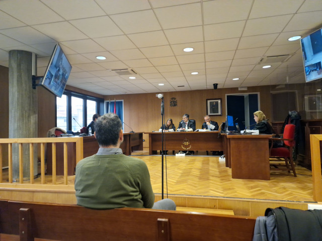 Archivo - El alcalde pedáneo de Bembrive sentado en el banquillo de los acusados.