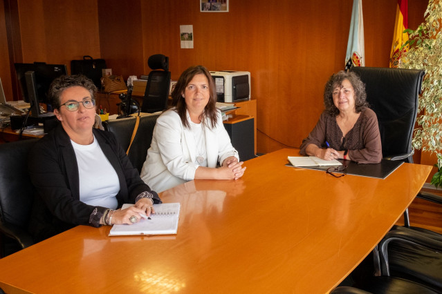 La directora xeral de Calidade Ambiental, Sostibilidade e Cambio Climático, Sagrario Pérez, se reúne con representantes de la Federación Galega de Redeiras O Peirao.