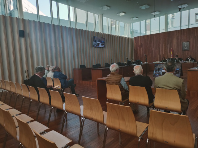 Acusados por prevaricación y cohecho en la licitación del contrato de basuras de Nigrán en 2004, en la segunda jornada de juicio, en la sección quinta de la Audiencia Provincial de Pontevedra, con sede en Vigo.