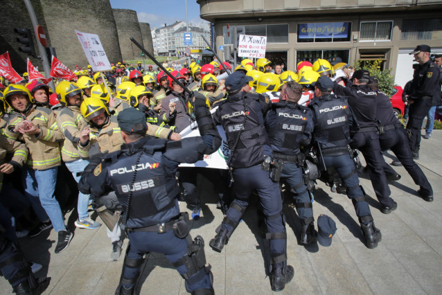 En Lugo, bomberos de consorcios provinciales han recibido cargas policiales por parte de las UIP desplegadas al no permitirseles el acceso a la explanada de la delegación de la Xunta.