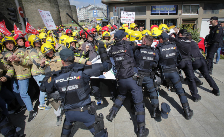 Bomberos y antidisturbios a palos durante la protesta de los antiincendios celebrada en Lugo