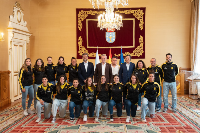 El presidente de la Xunta, Alfonso Rueda, recibe a los jugadoras del Mecalia Atlético Guardés.