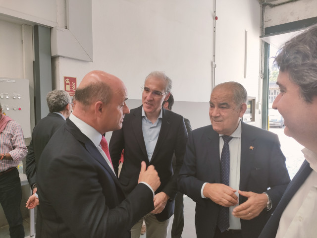 El vicepresidente primero de la Xunta, Francisco Conde, en una visita a Emenasa Industria en Vigo, para presentar el resultado de un proyecto de I´D+i con Anfaco para control alimentario.