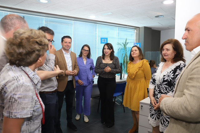 La conselleira de Promoción do Emprego, María Jesús Lorenzana, visita la oficina de empleo de Boiro.