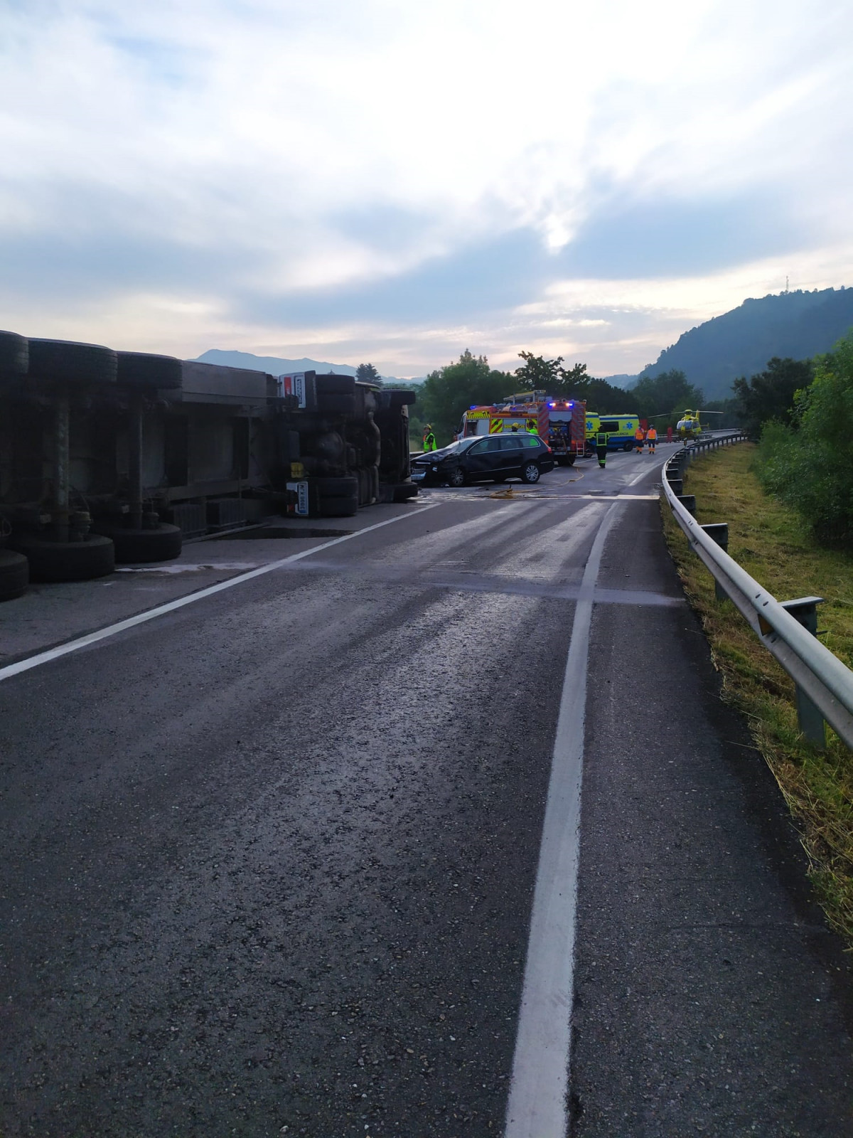 Muere el conductor de un camión que sufrió una salida de vía en Vilamartín de Valdeorras (Ourense)