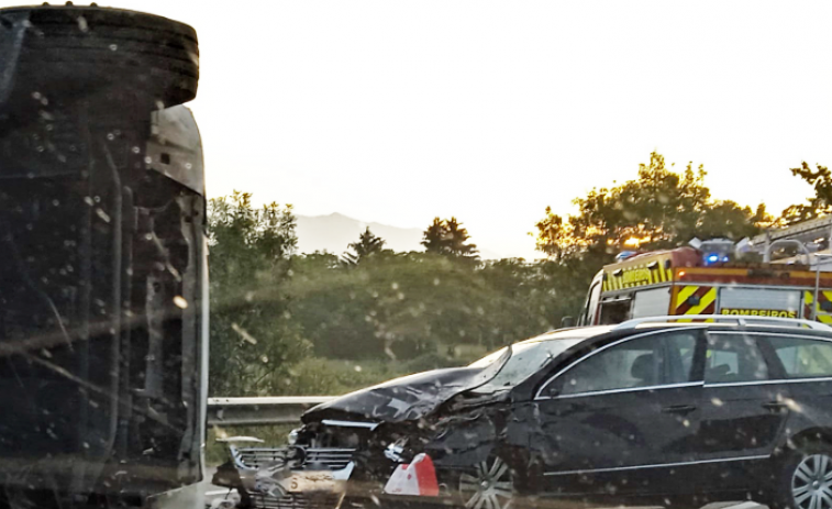 Dos muertos en accidente de tráfico con varios vehículos en la Nacional 120 en Vilamartín de Valdeorras (vídeo)