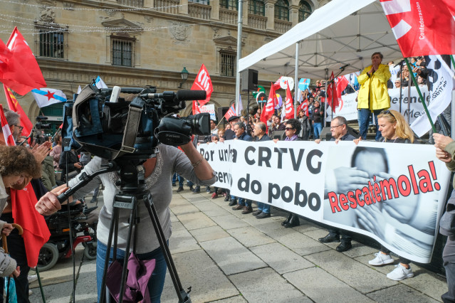 Archivo - Miembros del comité intercentros de la Corporación de Radio e Televisión de Galicia (CRTVG) se manifiestan contra la manipulación informativa de la Xunta y el Partido Popular, a 6 de noviembre de 2022, en Santiago de Compostela, A Coruña, Galici