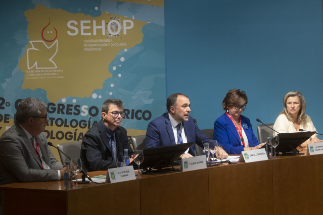 El conselleiro de Sanidade, Julio García Comesaña, y la gerente del área sanitaria de Santiago-Barbanza, Eloína Núñez, en la inauguración del 2º Congreso Ibérico de Hematología y Oncología Pediátricas.
