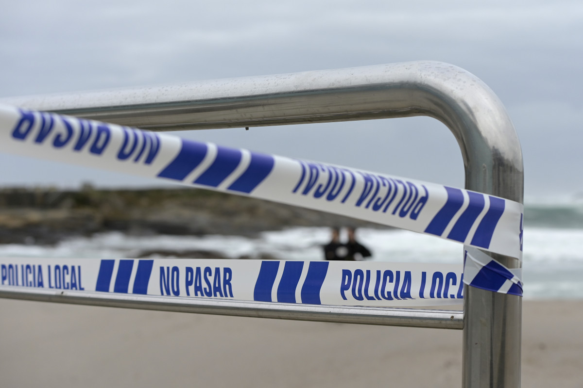 Archivo - Aviso de la policía local de  no pasar en una playa cerrada en A Coruña, a 8 de enero de 2022, en A Coruña, Galicia, (España). La Agencia Estatal de Meteorología activó un aviso naranj