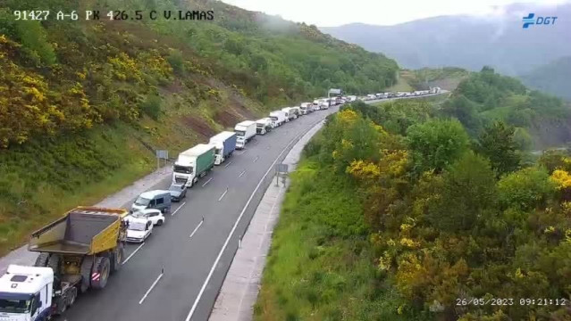 Retenciones en la entrada a Galicia por un accidente en la N-6 en Vega de Valcarce