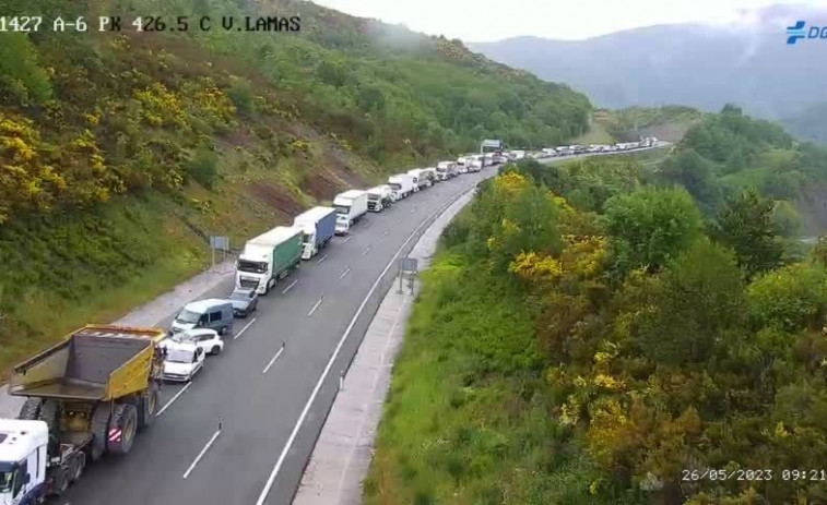 (VÍDEO) Hasta tres kilómetros de atasco a la entrada de Galicia por un accidente en la N-6