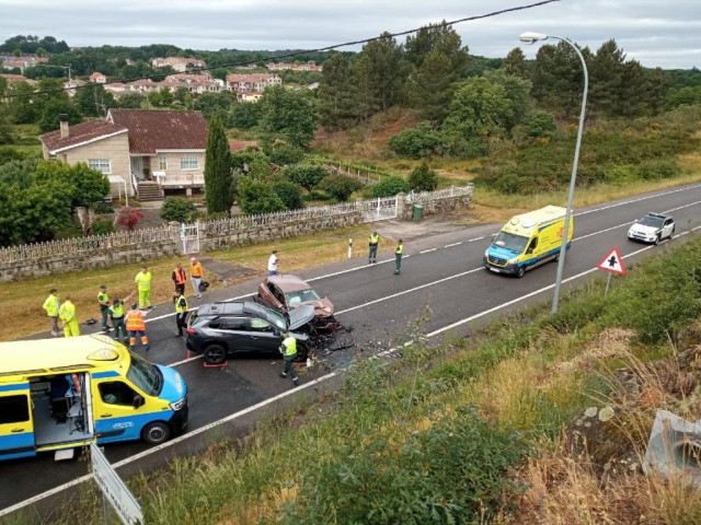 Tres heridos en una colisión frontal entre dos coches en el polígono de Chorente, en Allariz (Ourense)