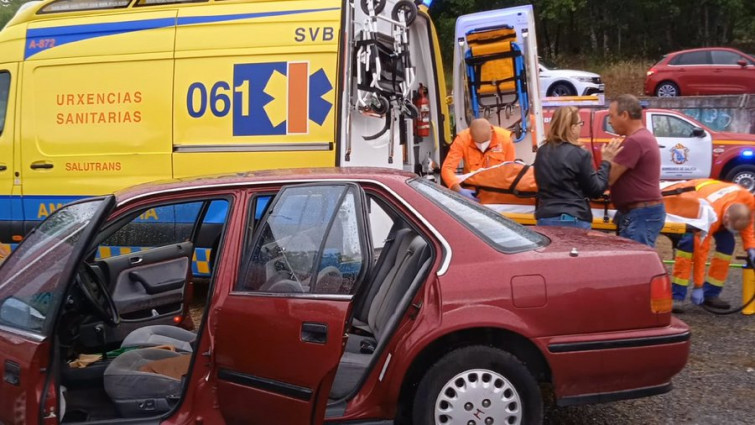 Susto en una escuela de Pantón: una conductora cae con su coche de un muro y acaba en el patio del colegio
