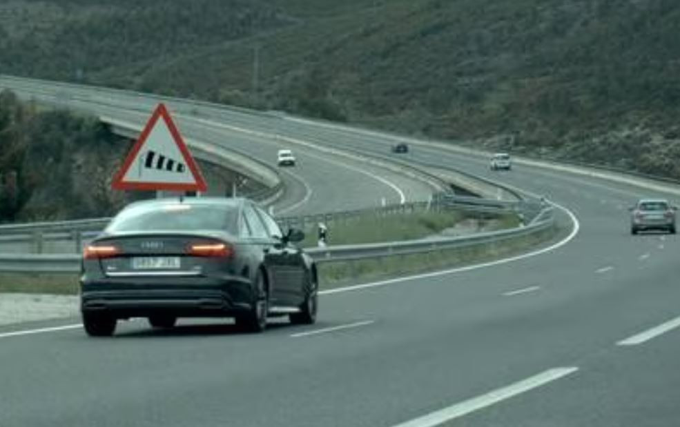 Audi A 6 asignado a la presidencia   mientras circulaba a una velocidad de 171 kmh en la carretera A 52  cerca de A Gudiu00f1a en una imagen publicada por Radio Ourense