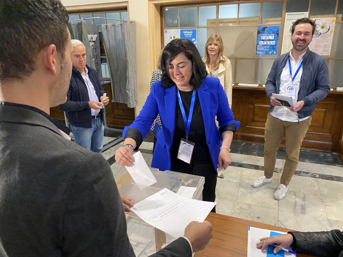 La candidata del PPdeG a la alcaldía de Lugo, Elena Candia, ejerce su derecho a voto en las elecciones municipales del 28 de mayo de 2023