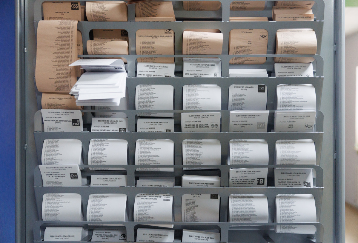 Papeletas preparadas en un colegio electoral, a 28 de mayo de 2023, en Madrid