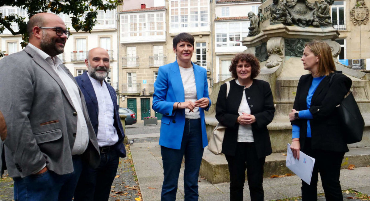 Sanmartu00edn con Pontu00f3n tras votar en Santiago de Compostela en una imagen del Bloque