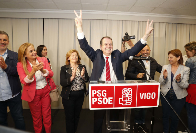 El alcalde de Vigo y candidato a la reelección por el PSOE, Abel Caballero (c),celebra la victoria en las elecciones de 2023, en las que ha obtenido 19 de 27 concejales.