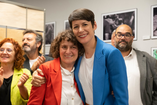 La candidata del BNG a la Alcaldía de Santiago, Goretti Sanmartín (i) y la portavoz nacional del BNG, Ana Pontón (d), durante el seguimiento de la jornada electoral en la sede del BNG de Santiago, a 28 de mayo de 2023, en Santiago de Compostela, A Coruña,