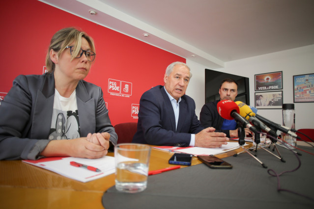 (I-D) La portavoz socialista en la Diputación de Lugo, Pilar García Porto; el secretario general del PSdeG en Lugo, José Tomé Toca y el diputado provincial do PSdeG-PSOE, Pablo Rivera, durante una rueda de prensa, en la sede del PSdeG de Lugo, a 29 de may