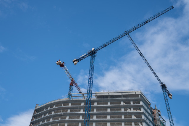 Archivo - Varias grúas en una zona de obras, a 31 de diciembre de 2022, en Barcelona, Cataluña (España).